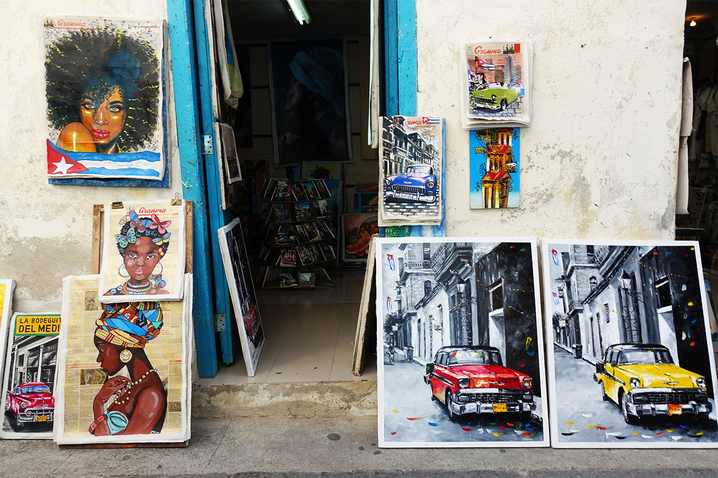 Toiles souvenirs en vente dans les rues de La Havane à Cuba
